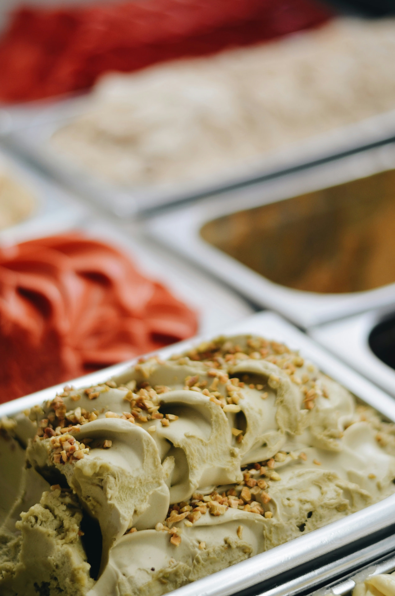Bacs de crème glacée et de sorbets colorés dans le comptoir réfrigéré